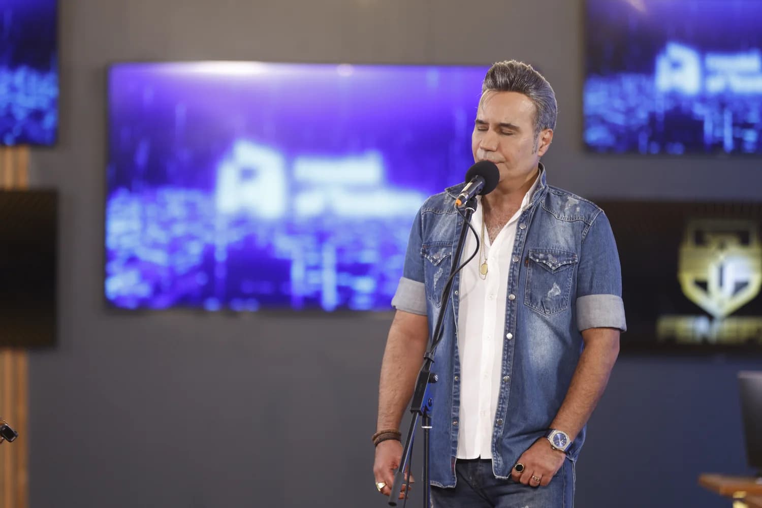 Mohammad Ahangari Asl presenting on stage