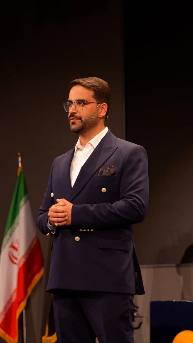 Mohammad Ahangari Asl speaking on stage