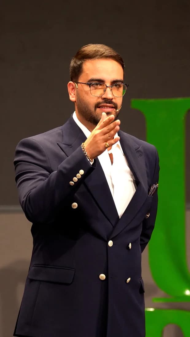 Mohammad Ahangari Asl speaking to traders