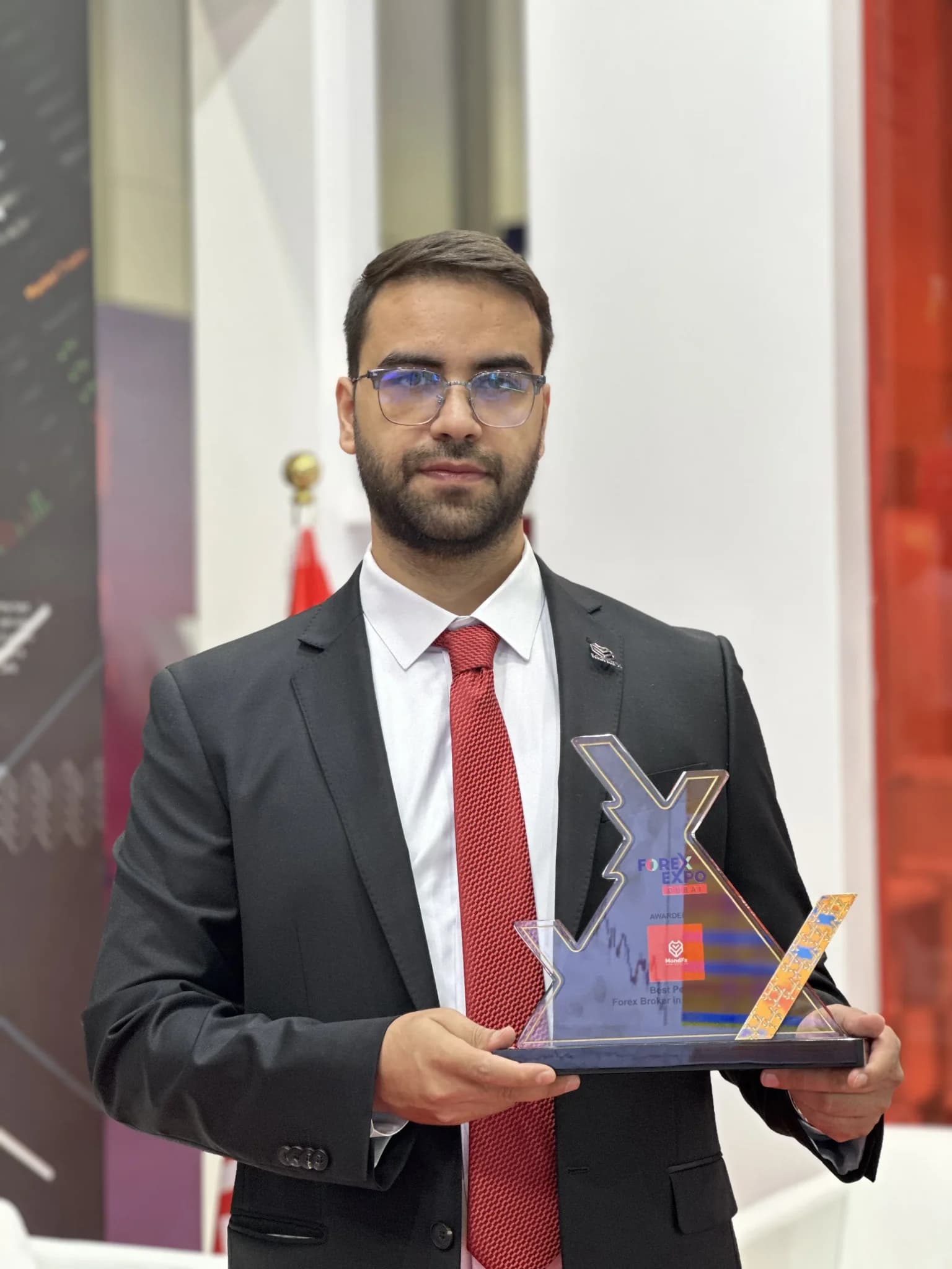 Mohammad Ahangari Asl holding the MondFX Best Broker award at Forex Expo Dubai